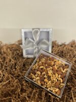 Noix mélangées avec boîte cadeau d'arachides